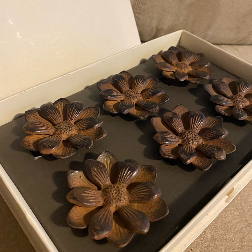 Pottery Barn Metal Flower Napkin Rings Set 6 Brown Floral Table Decor - Picture 3 of 5